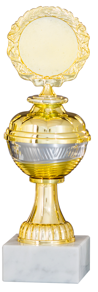 Eine goldene und silberne Pokale Marburg 6-er Pokalserie 208 mm – 255 mm PK758580-6-E50 mit einer runden, dekorativen Spitze auf einem Sockel aus weißem Marmor, der exklusives Design verkörpert und als ultimative Auszeichnung dient.